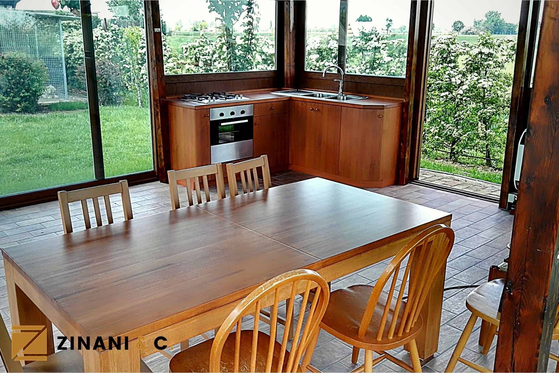 You are currently viewing Arredare un gazebo: tavolo in legno e cucina su misura