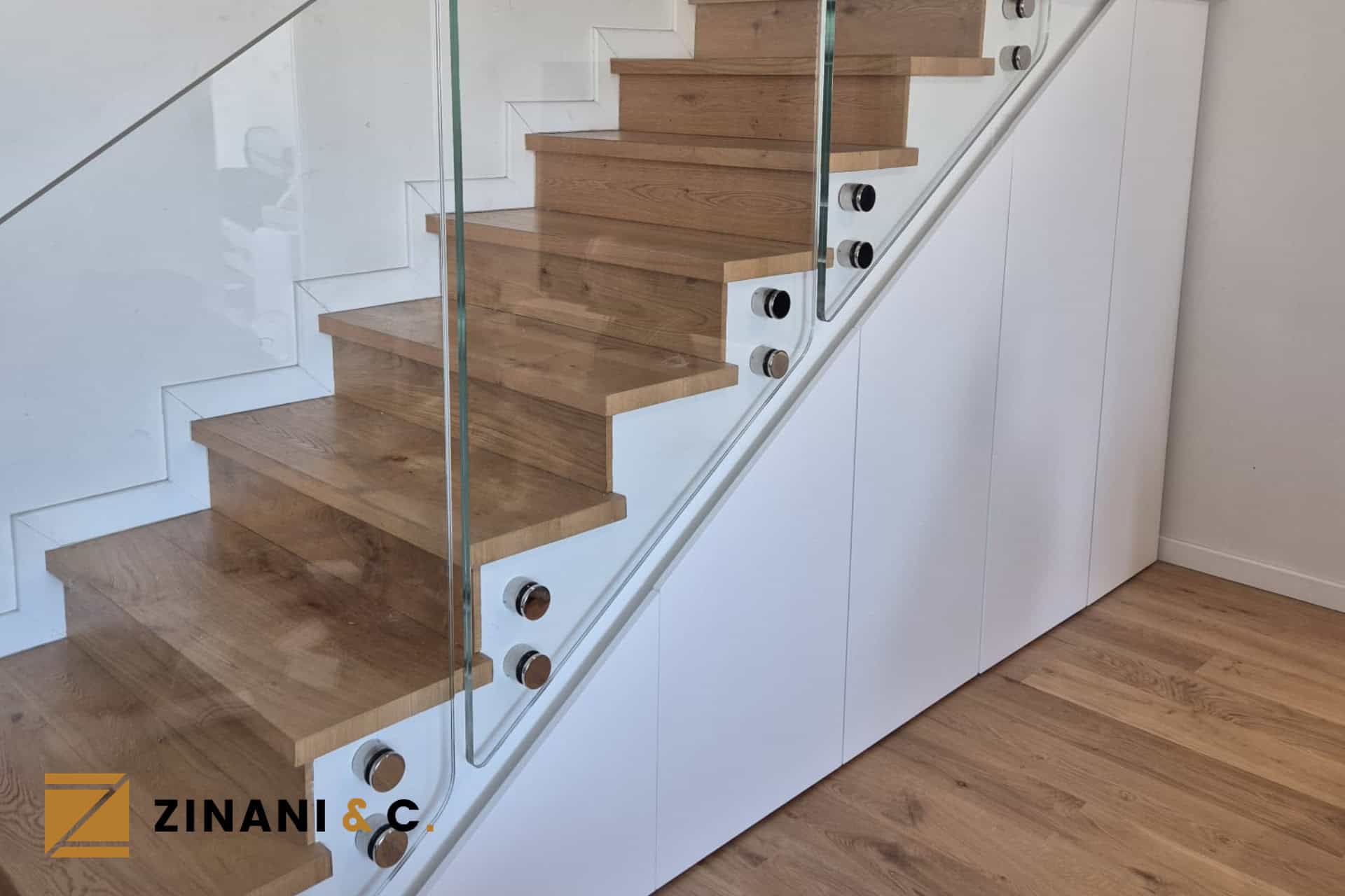 Al momento stai visualizzando Scala in legno su misura: un elemento pratico e di prestigio